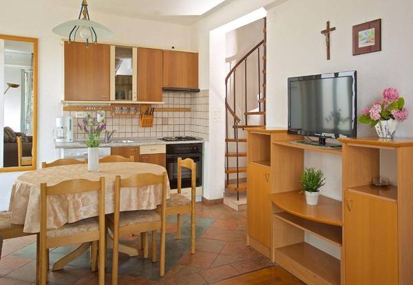 Apartments Tobo - parking and grill