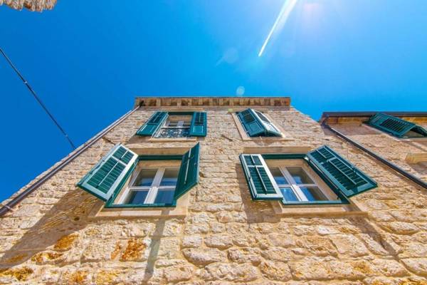 Villa Potoka Palace - 4 Bedroom Villa - Central and Private Setting - Spa and Sauna