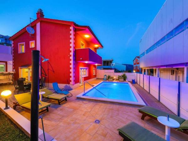 Simplistic Holiday Home in Okrug Gornji with Swimming Pool