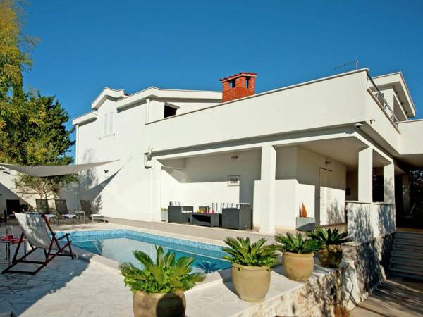 Picturesque Holiday Home in Okrug Gornji by the Beach