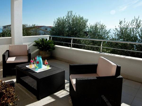 Picturesque Holiday Home in Okrug Gornji by the Beach