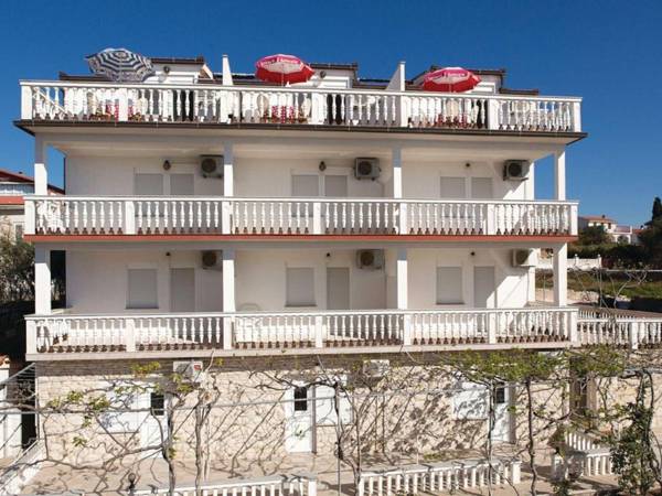 Comfortable Holiday Home in Okrug Gornji near Bocici Beach