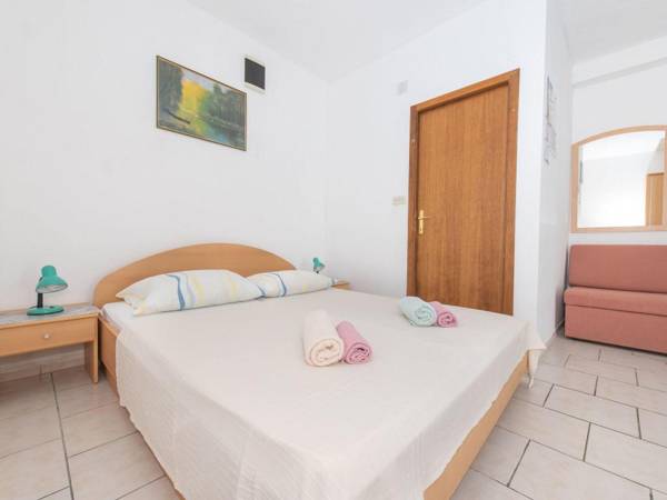 Relaxing Apartment in Okrug Gornji near Mavarstica Beach