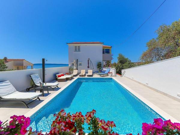 Family Villa with private pool and sea view for 12 people