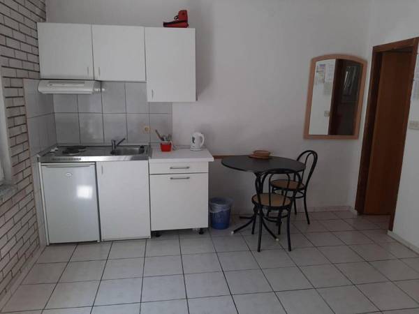 Lovely Apartment in Okrug Gornji near Bocici Beach