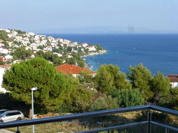 Nice apartment with shared swimming pool only 500m from the beach and 4km from Trogir