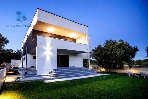 CROWONDER Sun Dance Apartments with Seaview and Garden