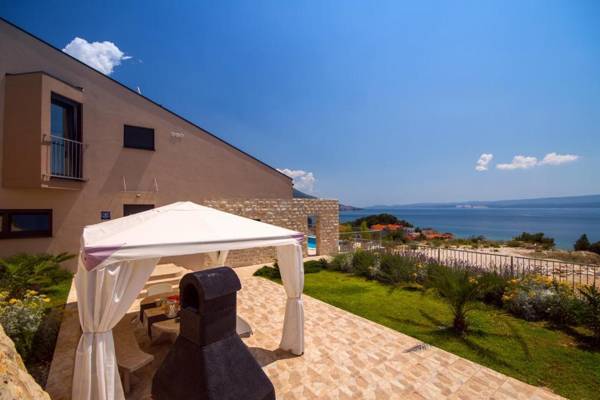 Villa Oslo - luxury place with sea views & heated pool 300m far from sandy beach