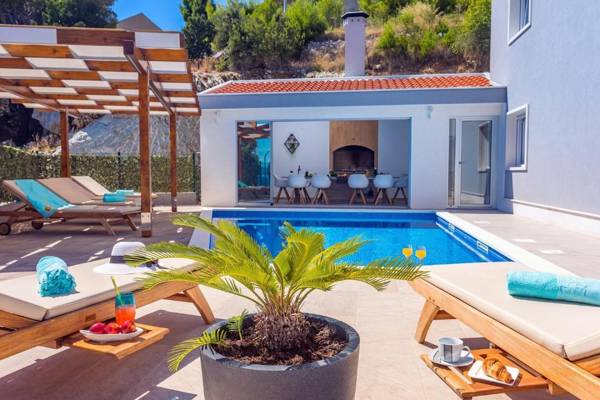 Villa Matan - only 200m from the sandy beaches private 28m2 pool