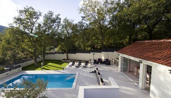 VILLA SKURA private heated pool 32m2 summer kitchen 4 bedrooms garden