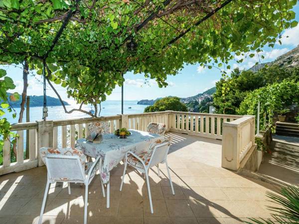 Authentic unit overlooking Dubrovnik old town and Lokrum island private terrace