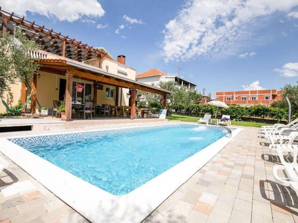 Lovely Holiday Home in Pakoštane with Swimming Pool