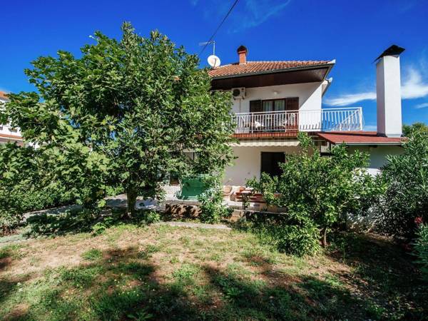 Spacious first floor accomodation with 2 apartments 200m from lovely sand beach