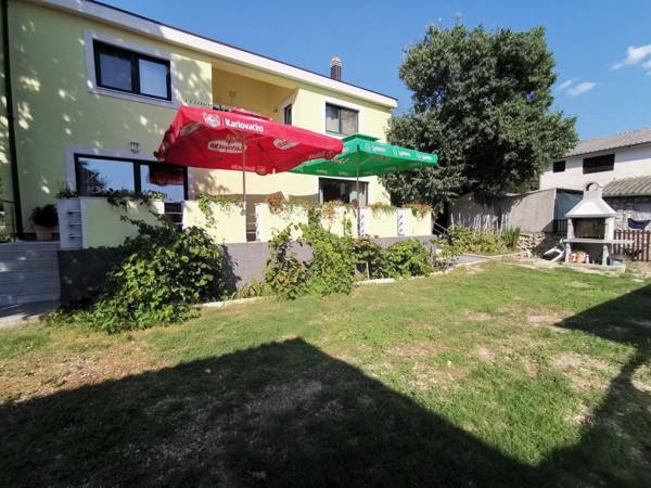 Spacious Holiday Home in Pakoštane near Sea