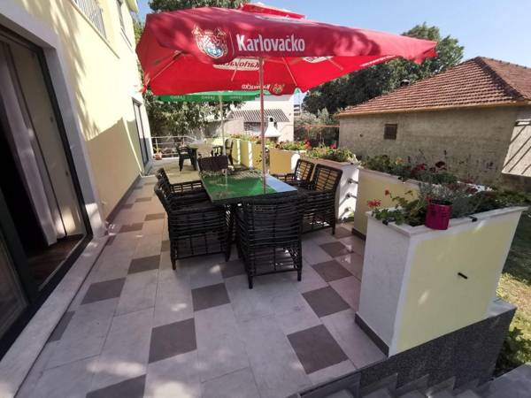 Spacious Holiday Home in Pakoštane near Sea