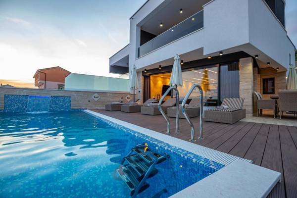 Villa Marassi with Heated Pool Hot Tub and Sauna