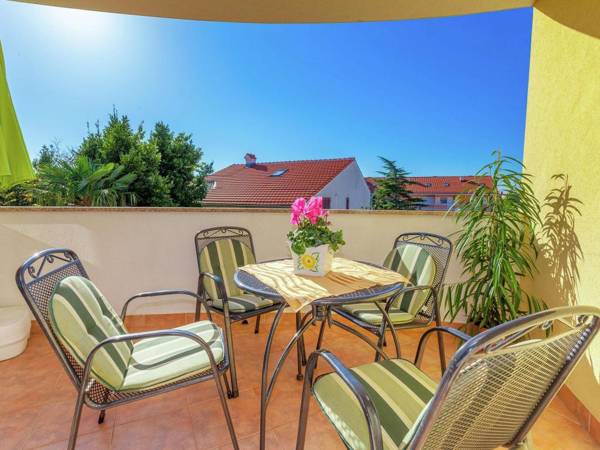 Modern ground floor apartment with private terrace and jacuzzi !