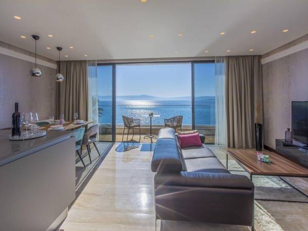 Luxury apartment with private swimming pool 15m distant from the beach