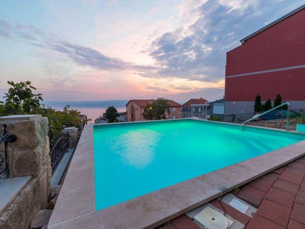 Nice apartment with pool and covered balcony with sea view !