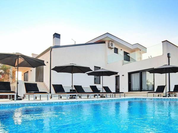 Beautifully decorated villa with pool ideal for vacation with your family