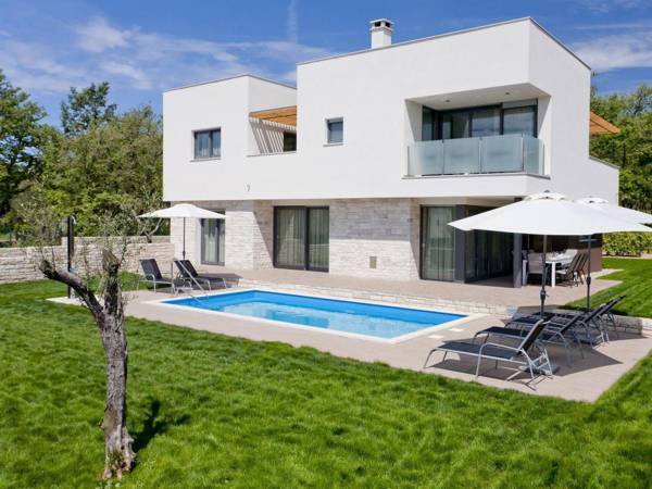 Luxurious Villa Novigrad with Swimming Pool