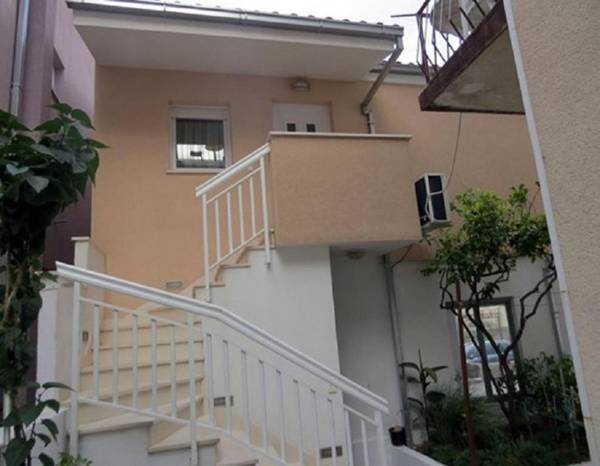 Apartment Jakir-with terrace