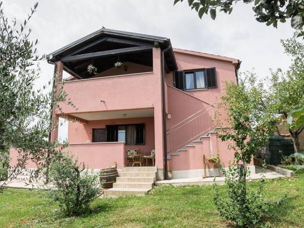 Beautiful house for up to 6 people surrounded by olive groves.