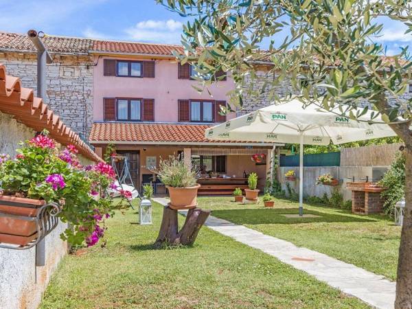 Heritage house in Orihi with an elegant garden