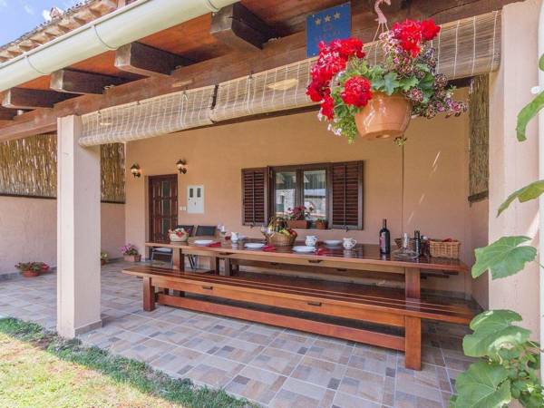 Heritage house in Orihi with an elegant garden