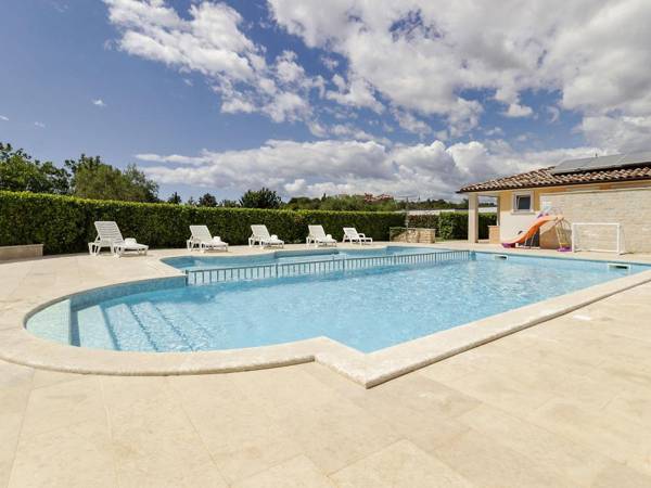 Elegant Apartment in Banjole near Fratarski Otok Island