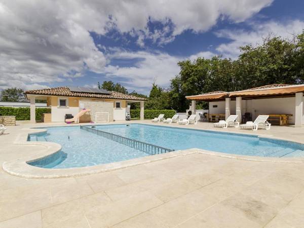 Elegant Apartment in Banjole near Fratarski Otok Island