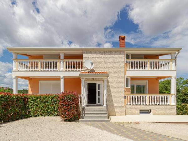 Alluring Apartment in Banjole near Beach and Island