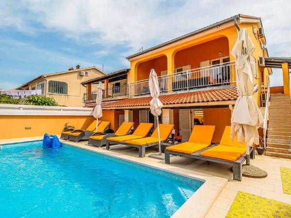 Holiday house with heated pool for up to 12 people near the sea