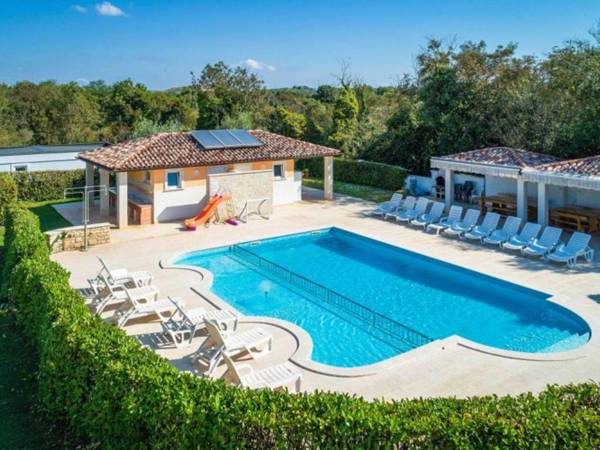 Pretty Apartment in Banjole near Seabeach and Town Centre