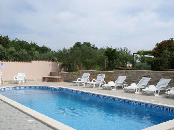 Relaxing apartment in Banjole with shared pool and only 2 km from the sea