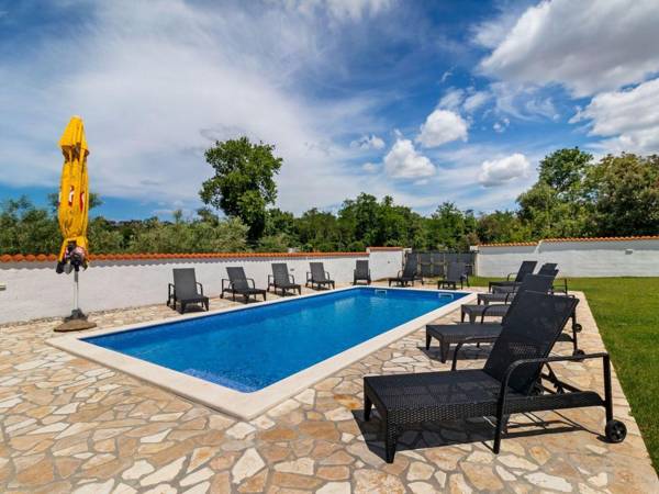 Stylish Holiday Home in Banjole with Swimming Pool