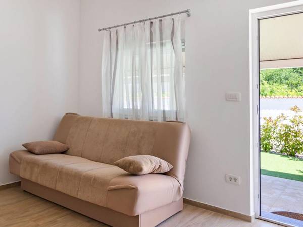 Stylish Holiday Home in Banjole with Swimming Pool