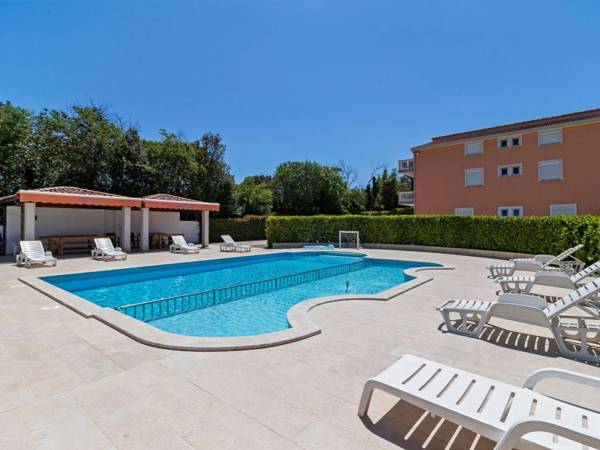 Refreshing Holiday Home in Banjole with Swimming Pool