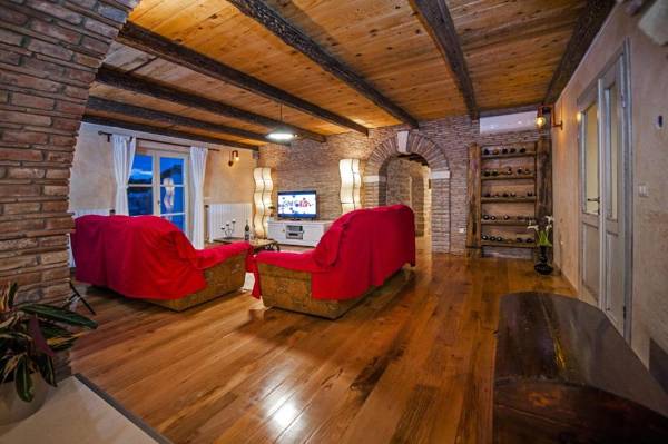 Beautiful Villa Tomani with Pool Basketball and Volleyball Field