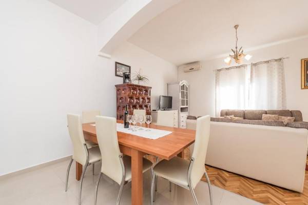 Family Friendly Pool House Ana