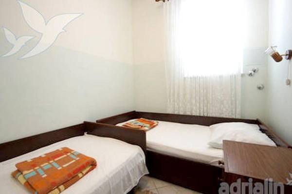 2 bedrooms appartement at Kampor 500 m away from the beach with enclosed garden and wifi