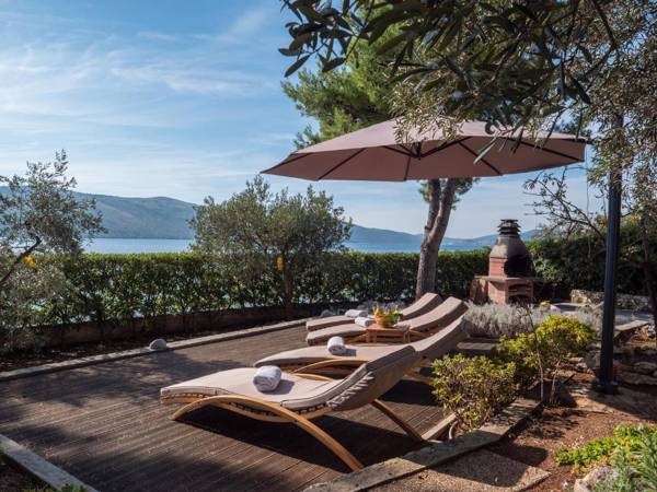 Luxury Villa on the Beach with sunny Garden Parking