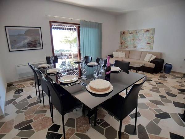 Luxury Villa on the Beach with sunny Garden Parking