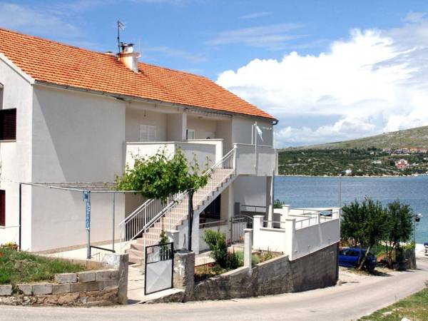 Charming Apartment in Grebaštica with Terrace