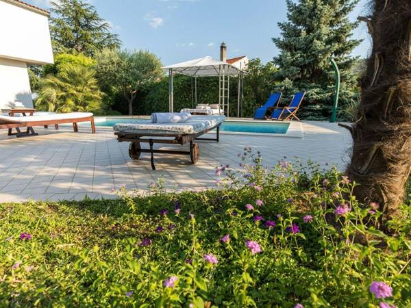 Luxurious Villa in Sibenik with Swimming Pool