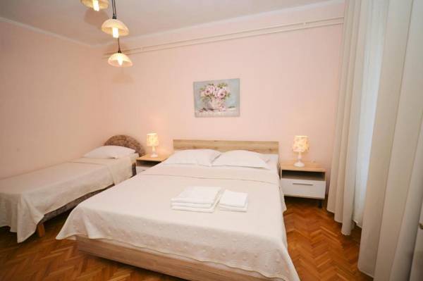 Apartments and Rooms Lago Rupa