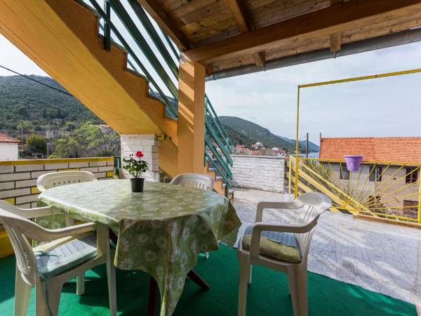 Apartment Vesna - 100m from sea