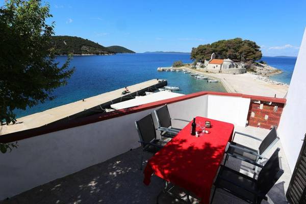 Apartment located directly on the sea with sea views and stunning views