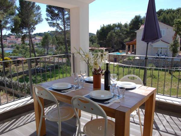 Comfortable apartment with roofed terrace and sea view !