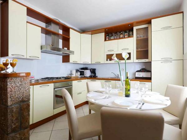 Charming Villa in Poli nik with Swimming Pool